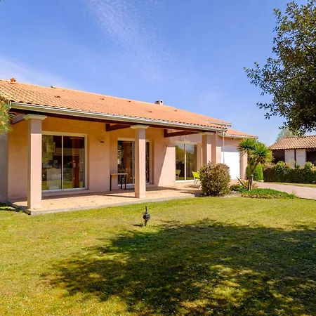 Holiday home Maison Avec Jardin - 6 Pers. - Fr-1-877-8 *